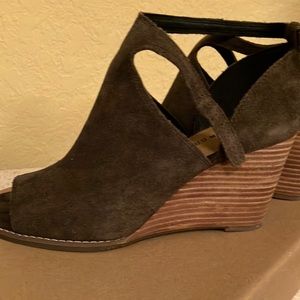 Great fall bootie! Forest green.